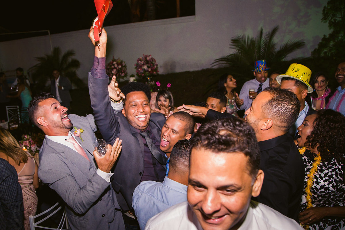 padrinho pegou a caixa de Whisky na festa de casamento