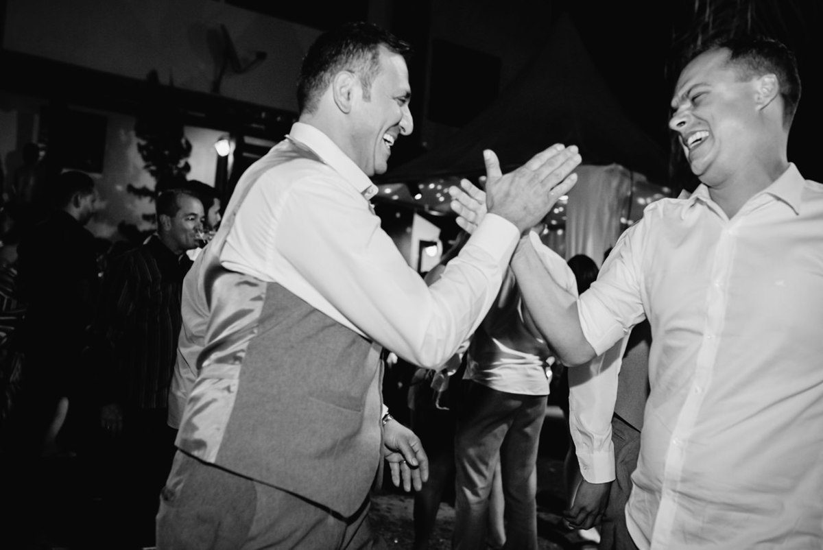 padrinhos felizes no casamento ao ar livre em belo horizonte