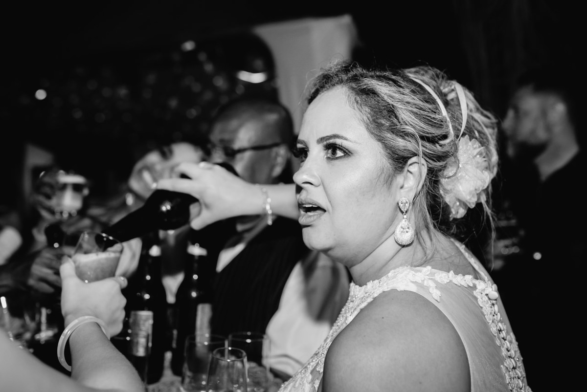 noiva bebendo na festa de Casamento ao ar livre em Belo horizonte