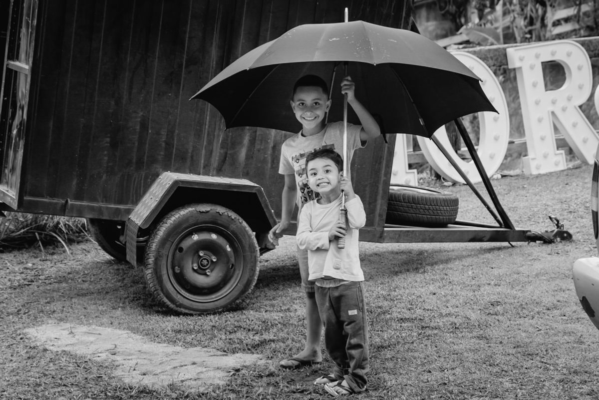 crianças brincando em um casamento ao ar livre em belo horizonte BH