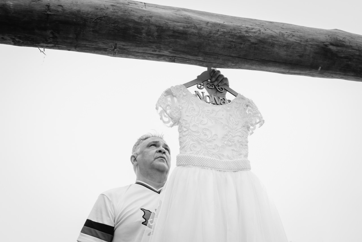 Pai da noiva olhando o vestido no casamento ao ar livre em belo horizonte
