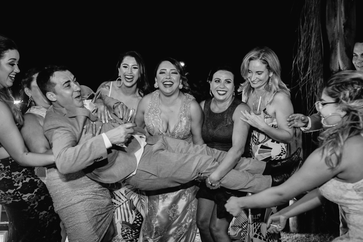 madrinhas carregando o noivo na festa de casamento em belo horizonte