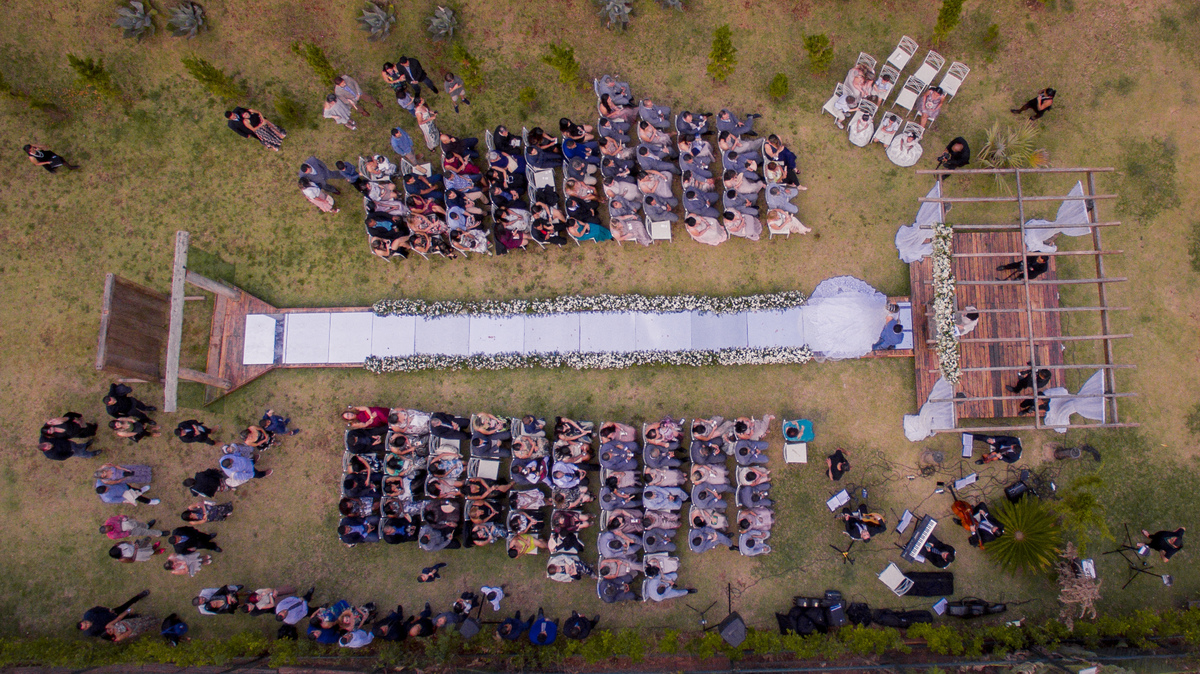 Foto aérea com Drone na cerimonia de casamento ao ar livre no sítio do Ricardo em brumadinho MG