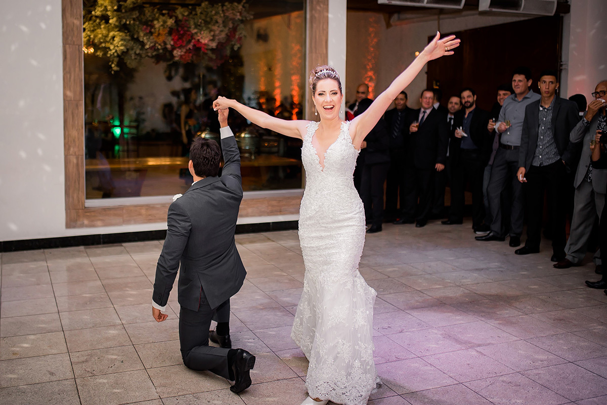 noivos na primeira daça dos noivos 