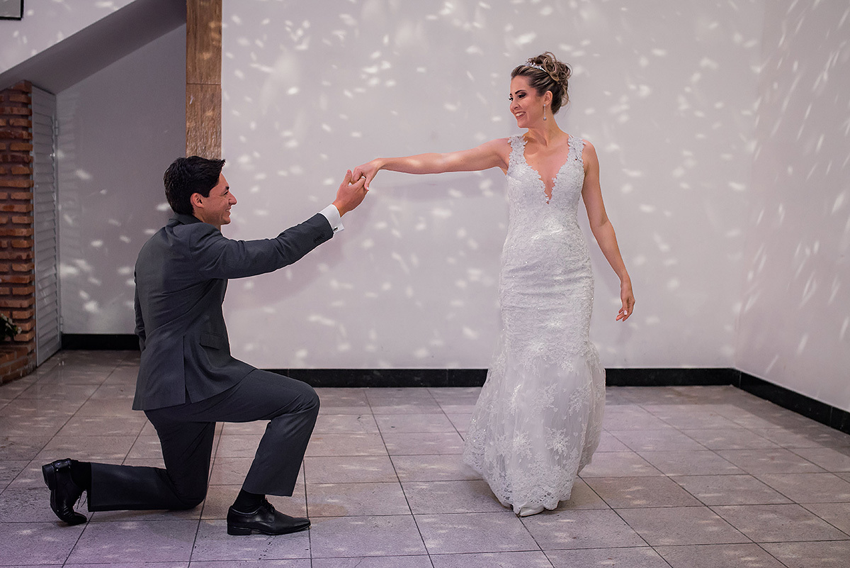 noivos posando para fotografia de casamento em bh