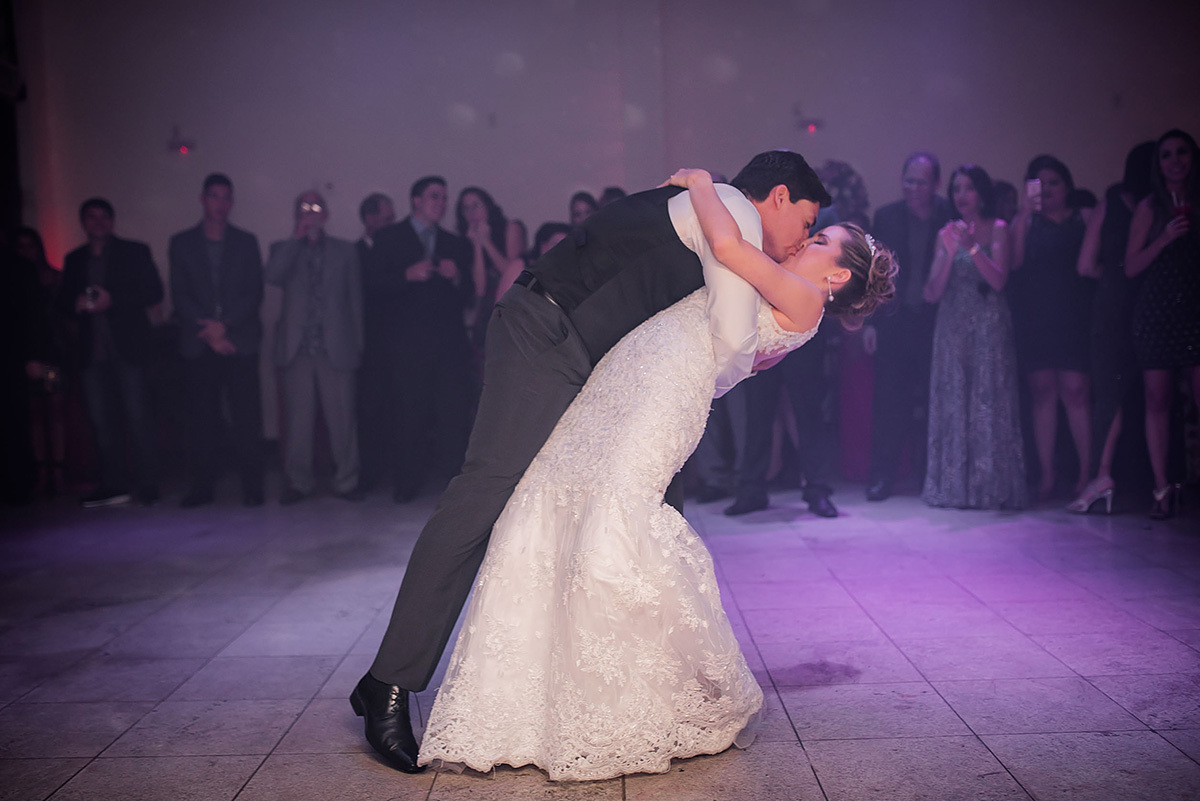 noivos se beijando na festa de casamento em bh