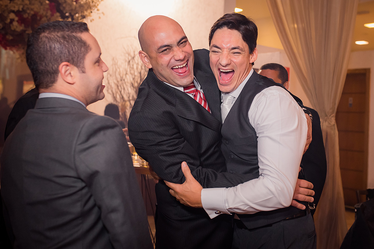noivo feliz com os convidados na recepção de casamento no rosa miranda buffet