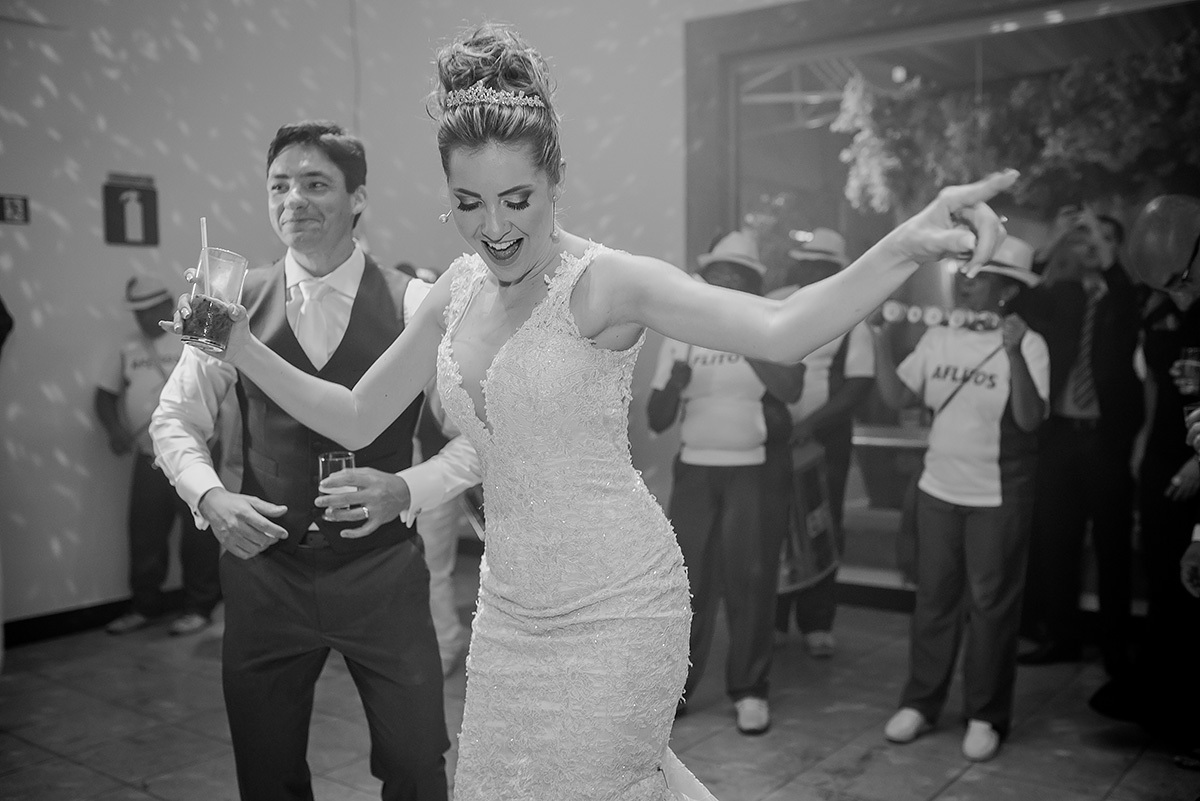 noiva dançando com a escola de samba na fotografia de casamento em belo horizonte