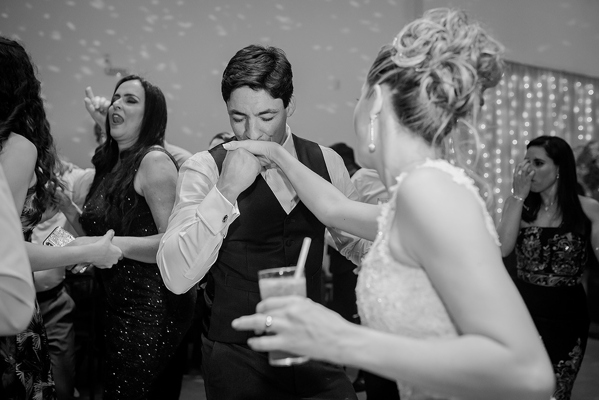 noivo beijando a mão da noiva na festa de casamento em bh