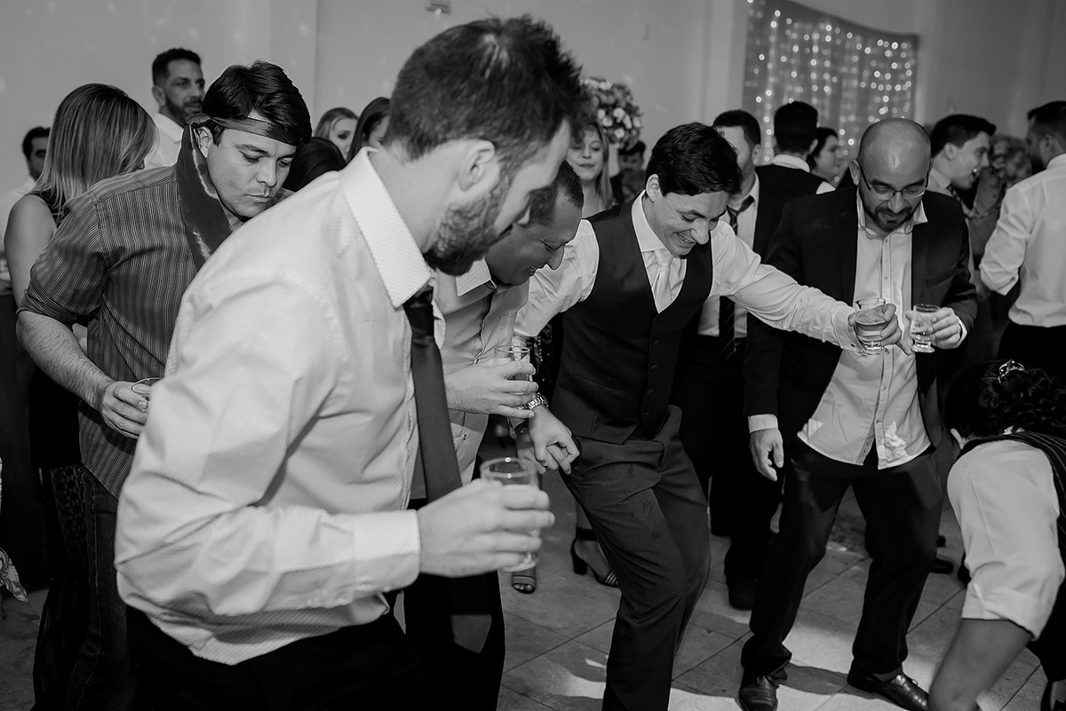 noivo sambando no clik do fotografo de casamentos em bh João Paulo