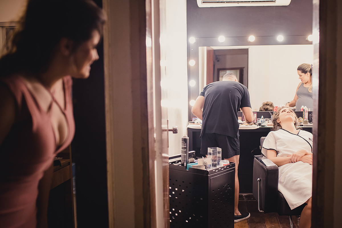 madrinha observando a noiva se maquiar no making off da noiva em bh