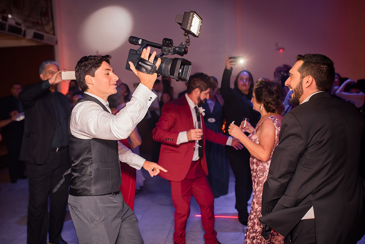 noivo feliz na festa de casamento em BH