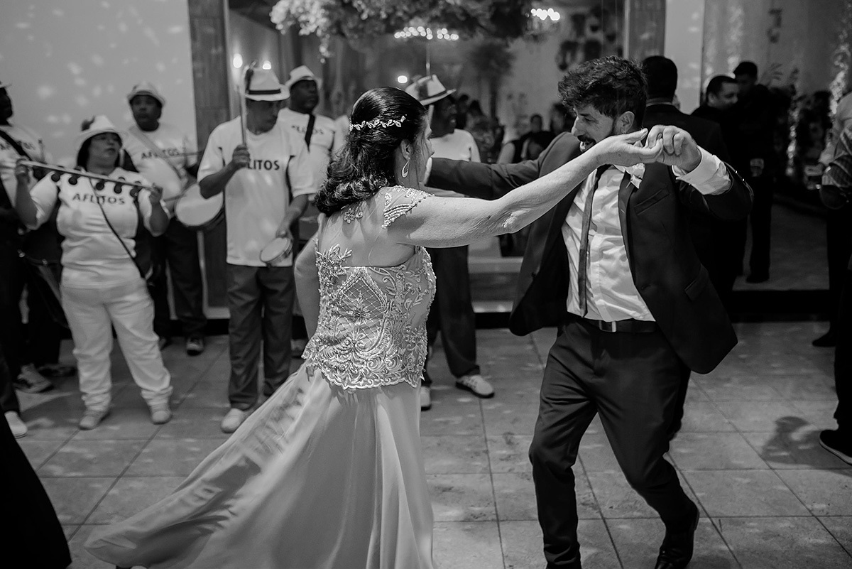 convidados dançando feliz na festa de casamento no rosa miranda buffet
