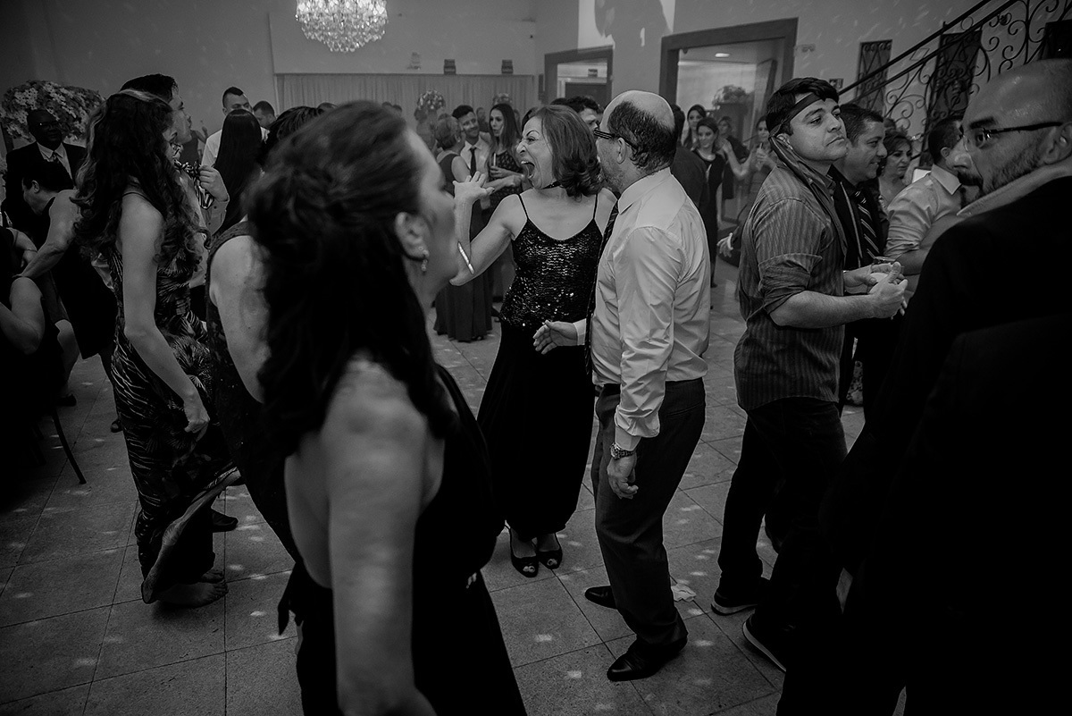 convidados feliz na festa de casamento no rosa miranda buffet