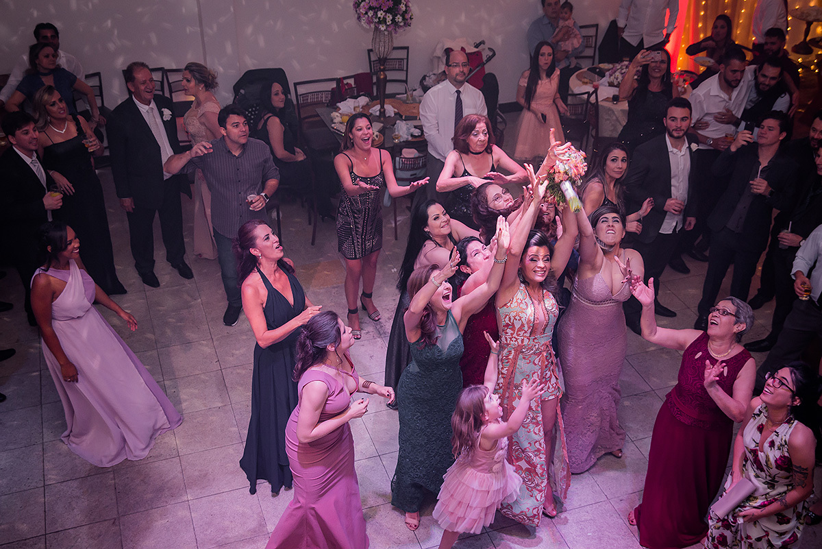 madrinhas de casamento pegando Buquê de noiva em belo horizonte