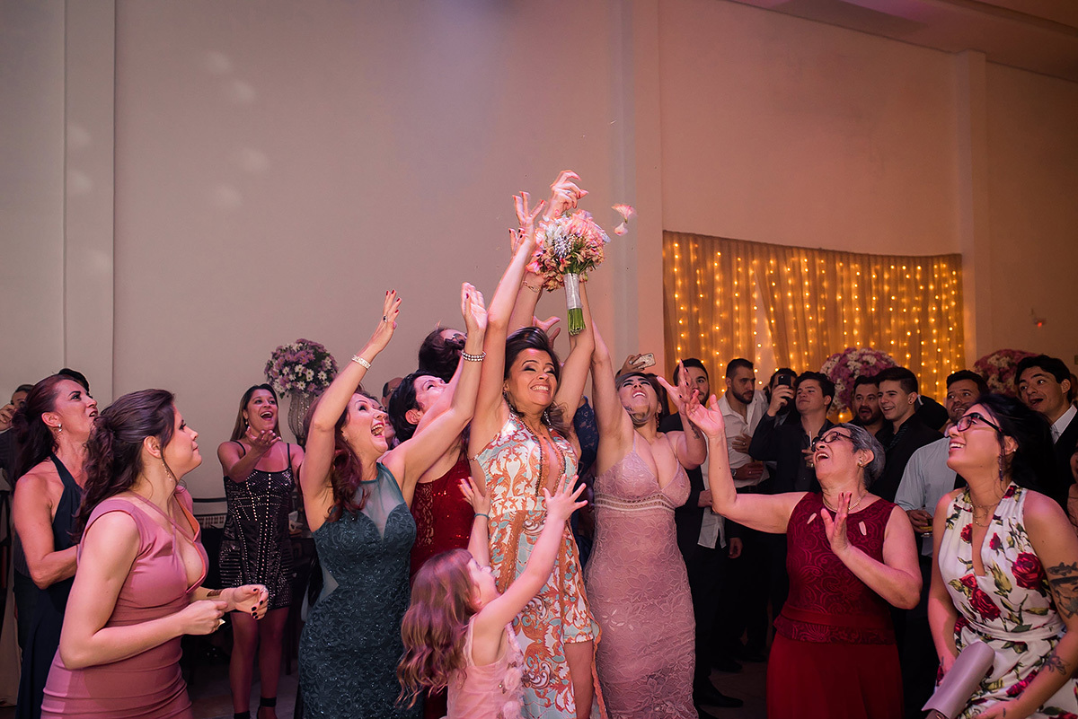 madrinhas de casamento pegando Buquê de noiva em bh