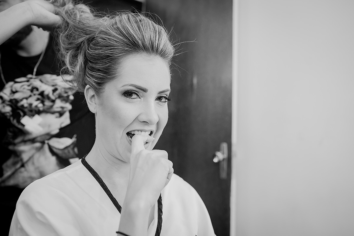 noiva fazendo o penteado de noiva no dia da noiva em bh