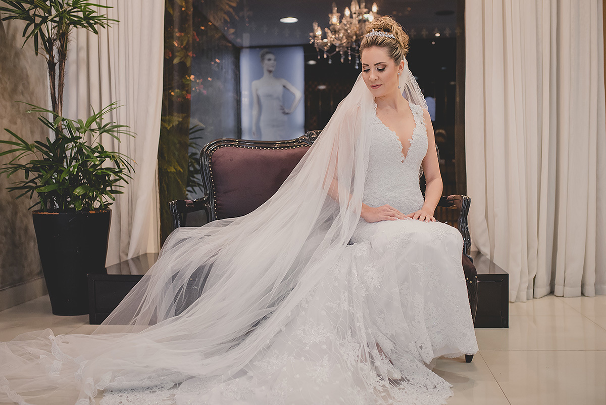 retrato da noiva com vestido de noiva no making off de noiva em belo horizonte no click do fotografo de casamentos em bh