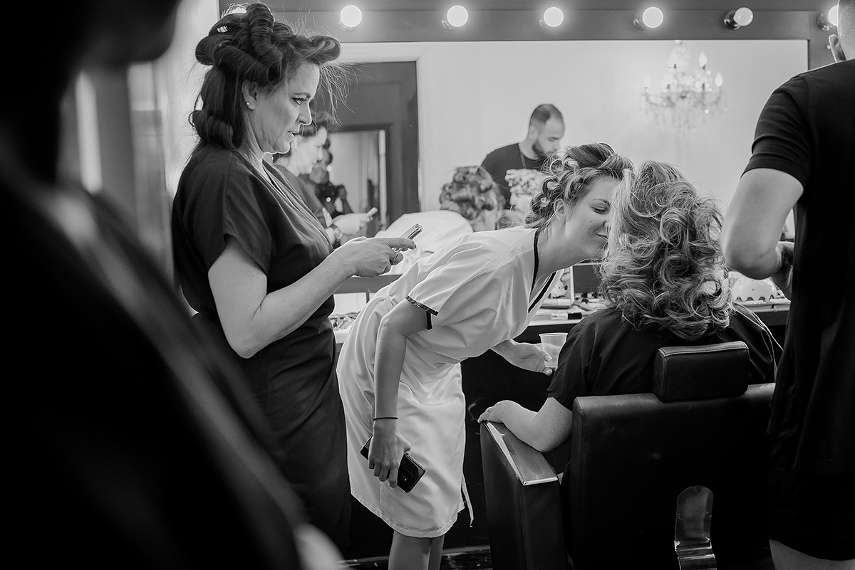 noiva com a irmã no dia da noiva em belo horizonte