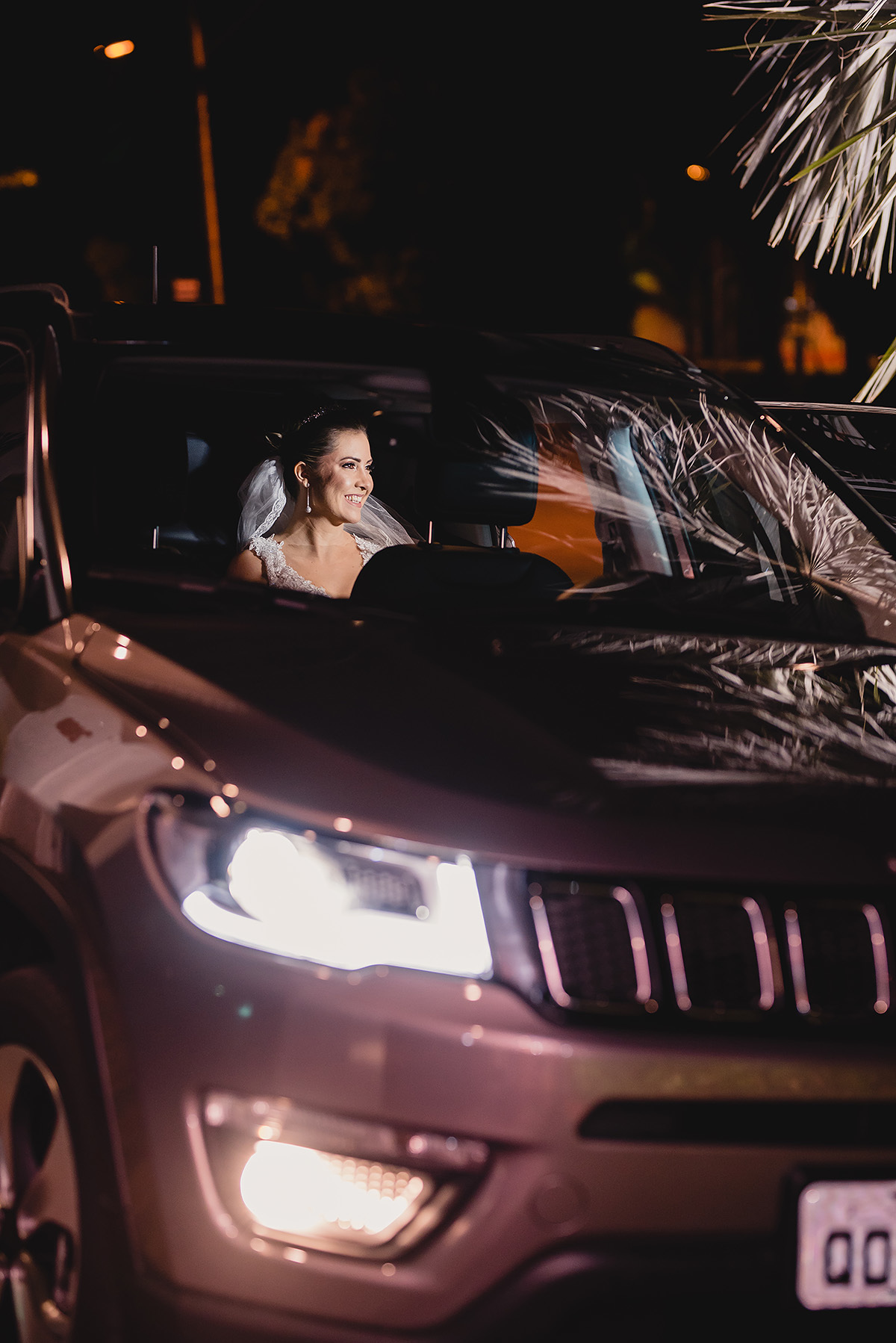 noiva no carro da noiva no casamento em belo horizonte