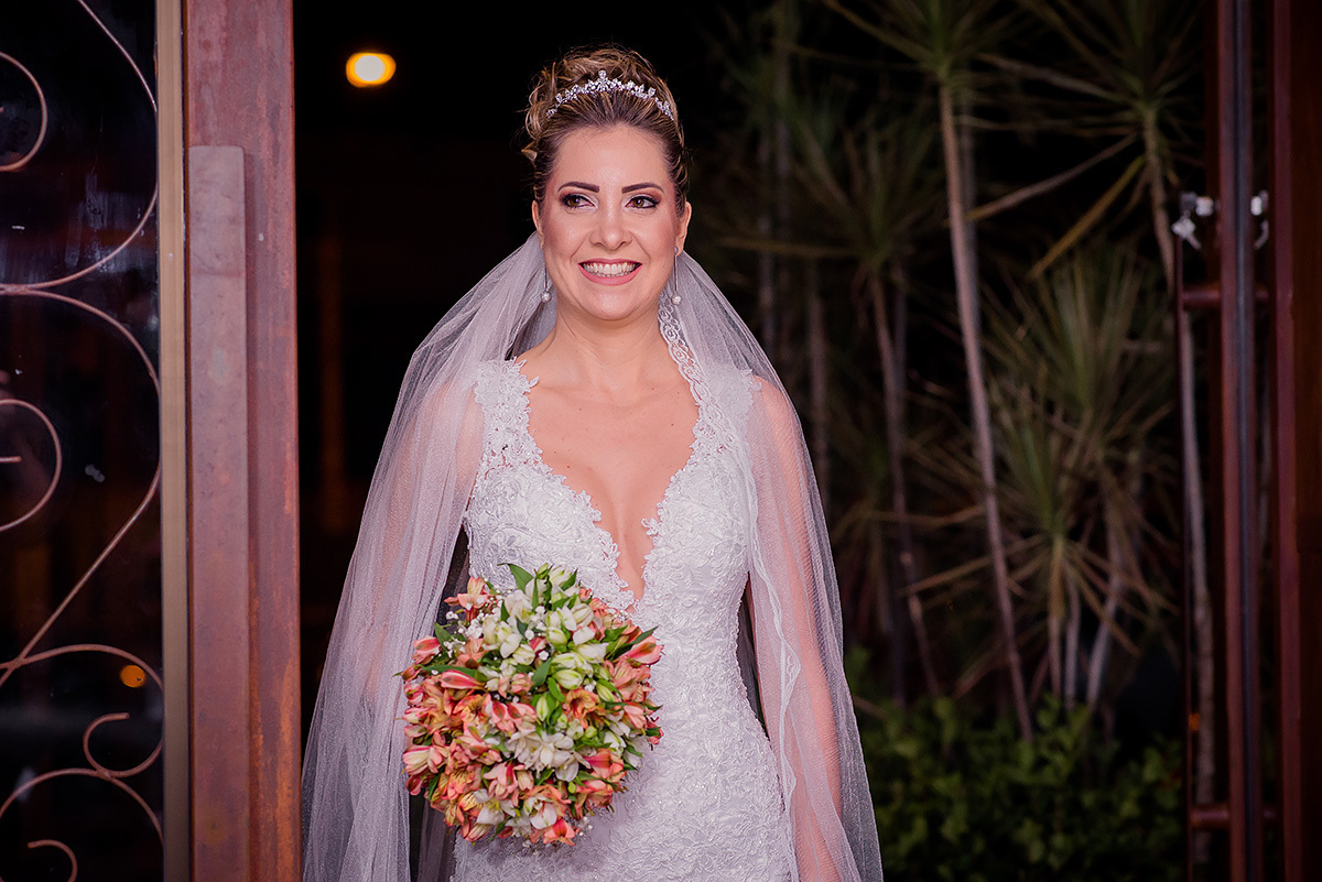 noiva chegando no casamento realizado no Rosa Miranda buffet