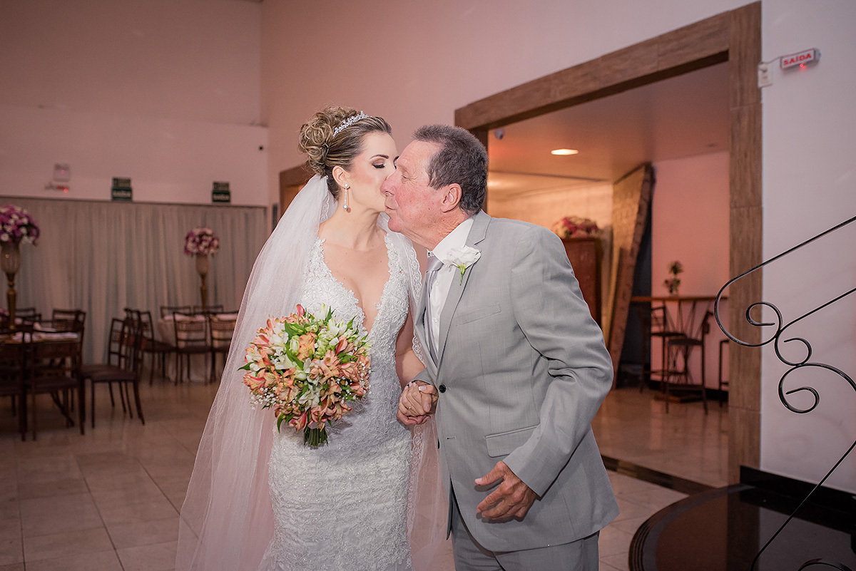 pai da noiva recebendo a noiva no casamento realizado no rosa Miranda buffet