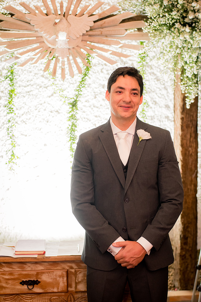 noivo no altar aguardando a noiva no casamento em bh