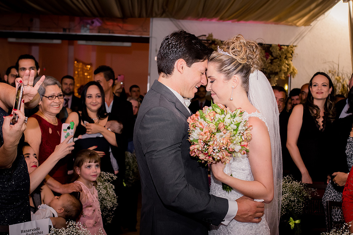 noivos juntos no altar na foto do fotografo de casamentos em bh  João paulo