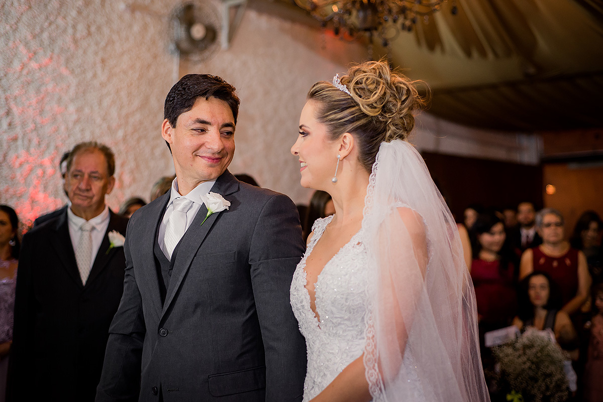 noivos se olhando no altar do casamento realizado no Rosa Miranda Buffet em belo horizonte