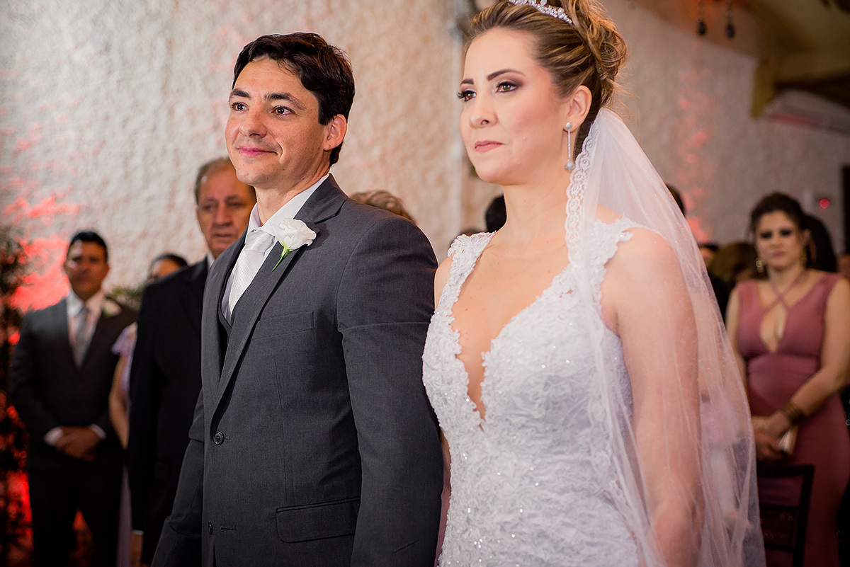 noivos emocionados no altar na foto do fotografo de casamentos em Belo Horizonte João Paulo