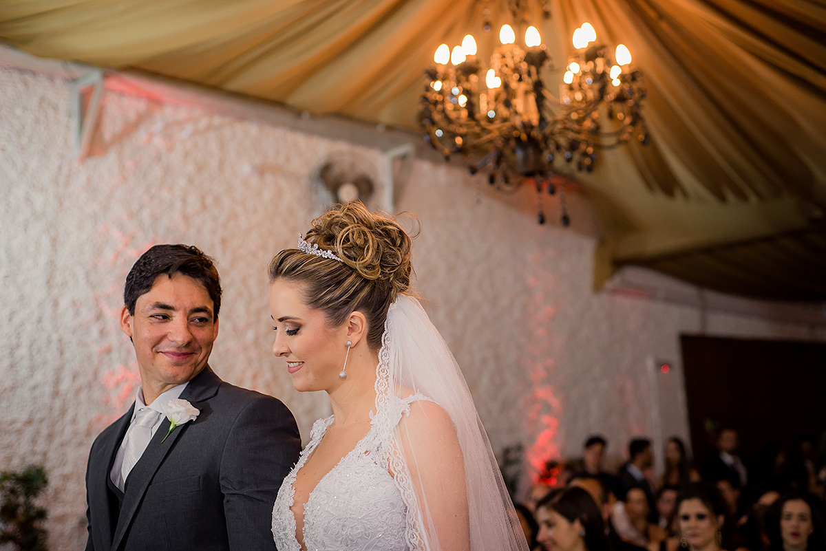 noivos se olhando na foto do fotografo de casamentos em belo horizonte joão paulo
