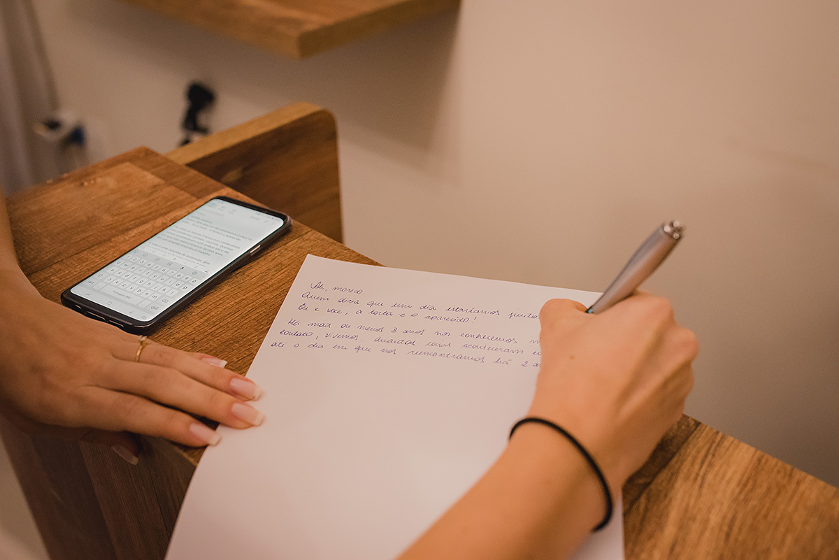 noiva escrevendo os votos de noiva