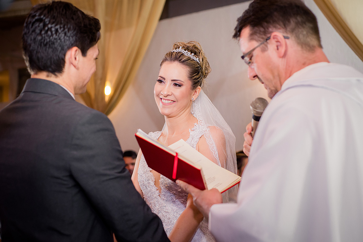 noivos se olhando no altar na foto do fotografo de casamentos em belo Belo horizonte
