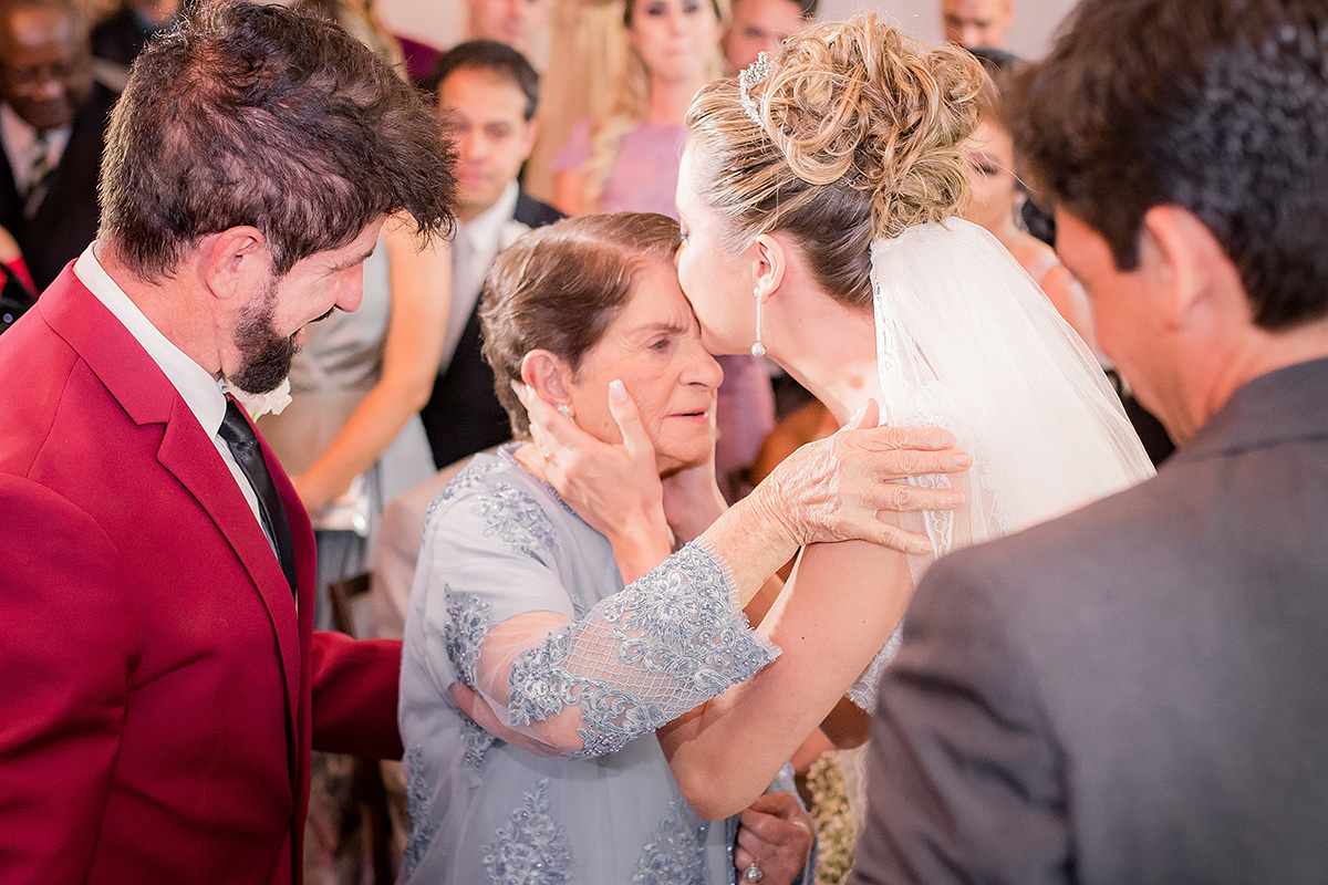 noiva beijando a testa da avó na foto do fotografo de casamentos em belo BH