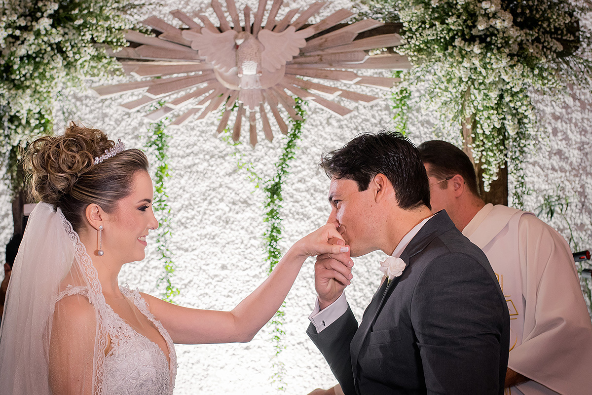 noivo dando beijo na aliança da noiva em bh