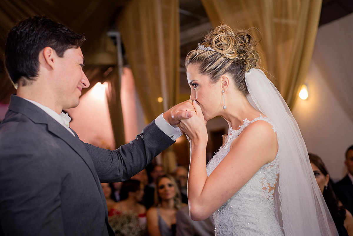 noiva dando beijo na aliança do noivo em bh