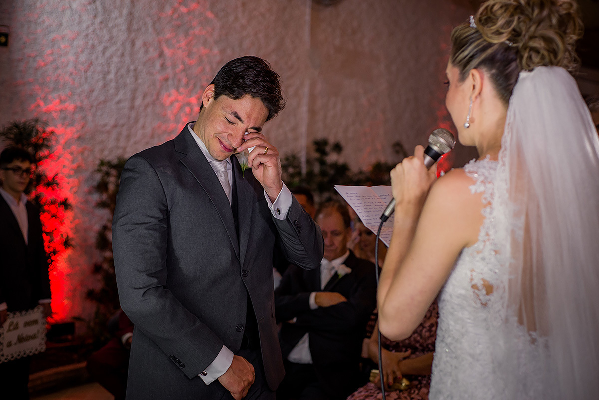 noivo chorando emocionado no altar do casamento em belo horizonte
