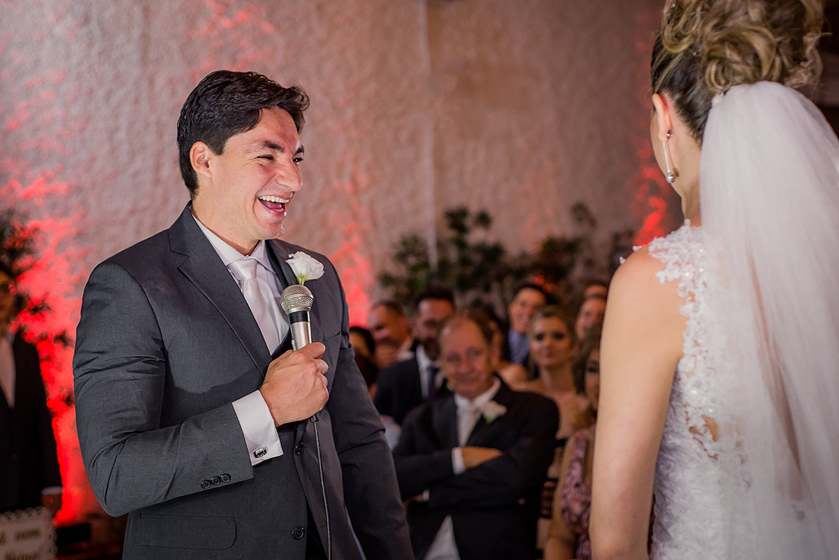noivo sorrindo feliz no casamento realizado no rosa Miranda buffet em belo horizonte
