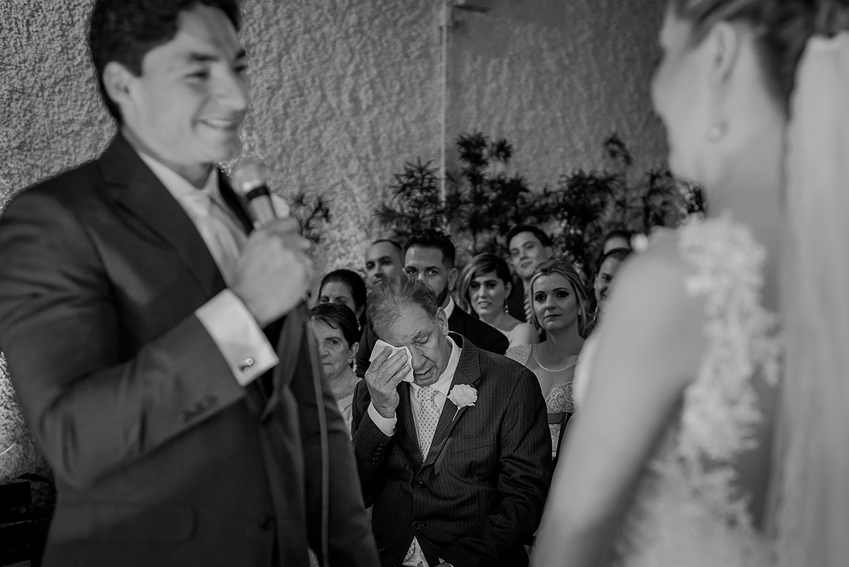 detalhe do pai do noivo chorando no casamento em belo horizonte