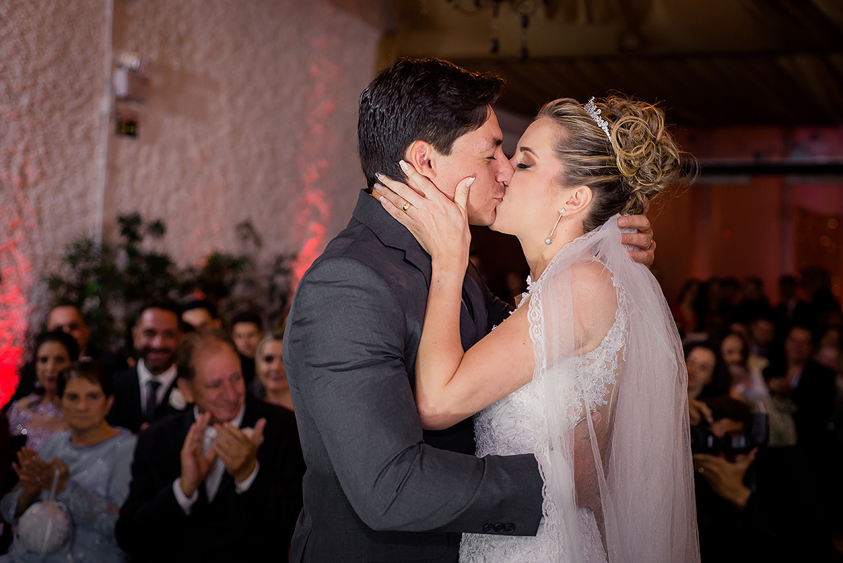 beijo dos noivos no altar no click do fotografo de casamentos em belo horizonte