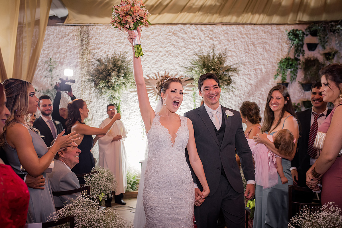 noiva saindo feliz do casamento na foto de casamento em bh