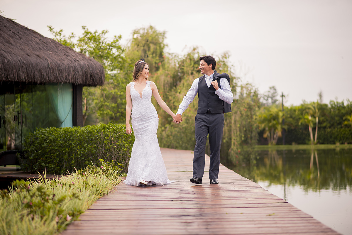 noivos caminhando de mãos dadas no ensaio pós casamento no espaço shangrila