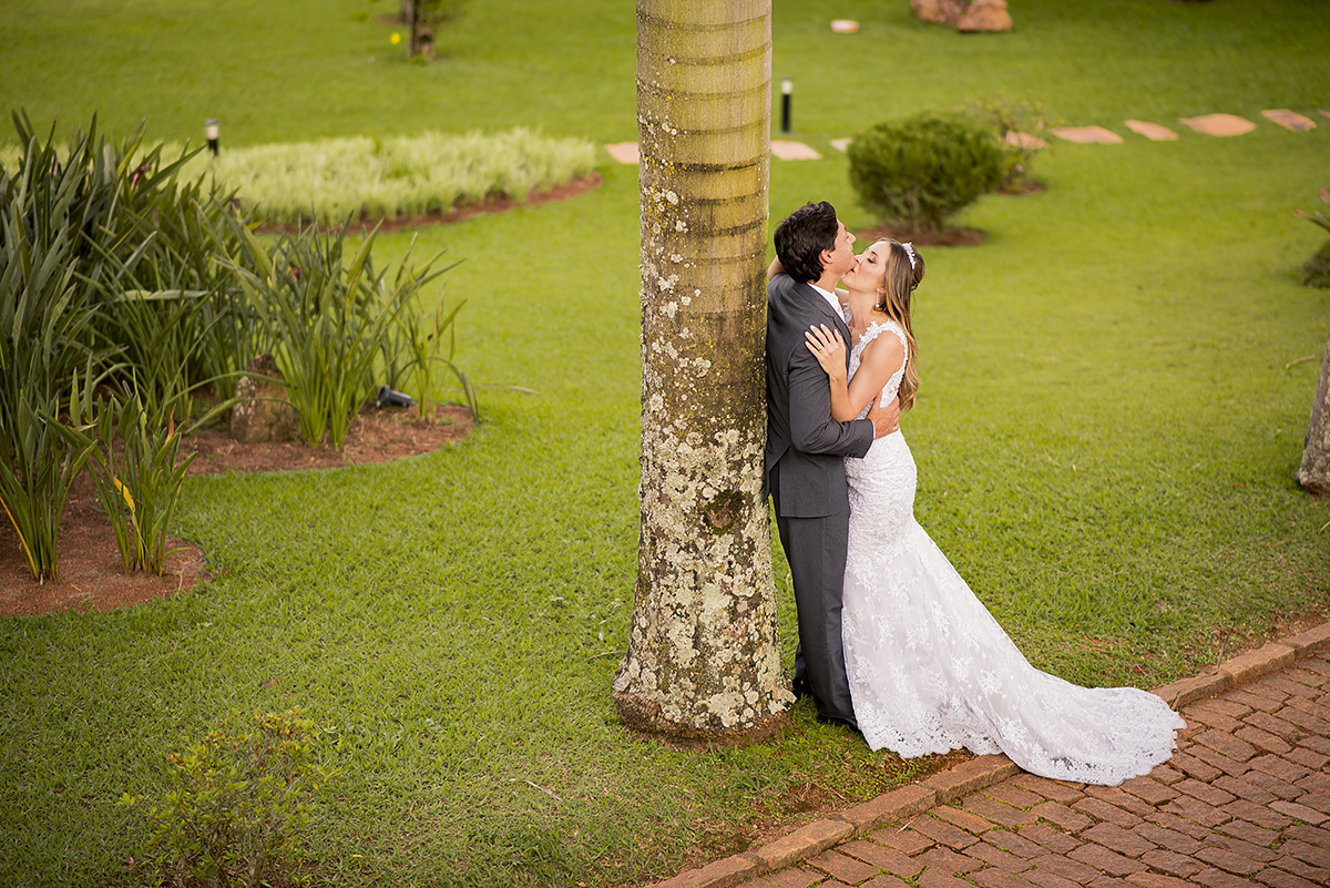 noivos abraçados debaixo de uma arvore no ensaio pós casamento no espaço shagrila