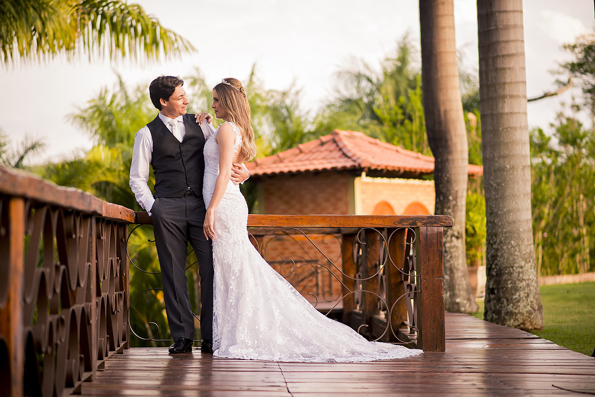 noivos juntos em um deck de madeira no espaço shangrila