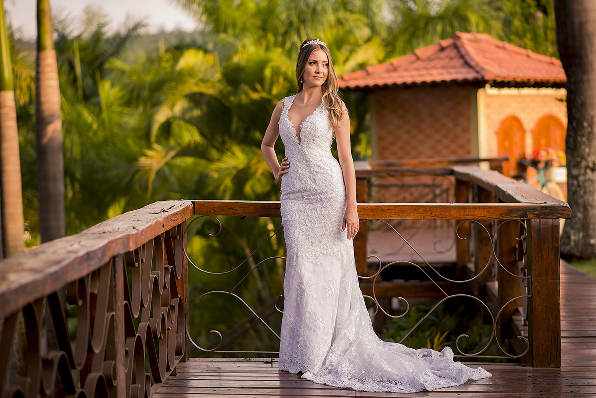 noiva posando para a foto com vestido de noiva no ensaio pós wedding no espaço shangrila