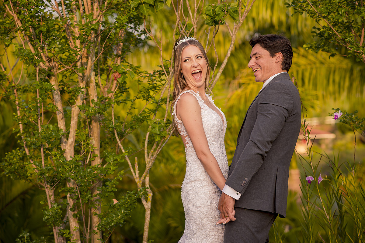 casal sorrindo feliz no ensaio de pós casamento em belo horizonte