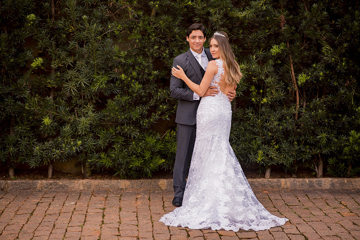 casal posando para foto do fotografo de casamentos em contagem João Paulo