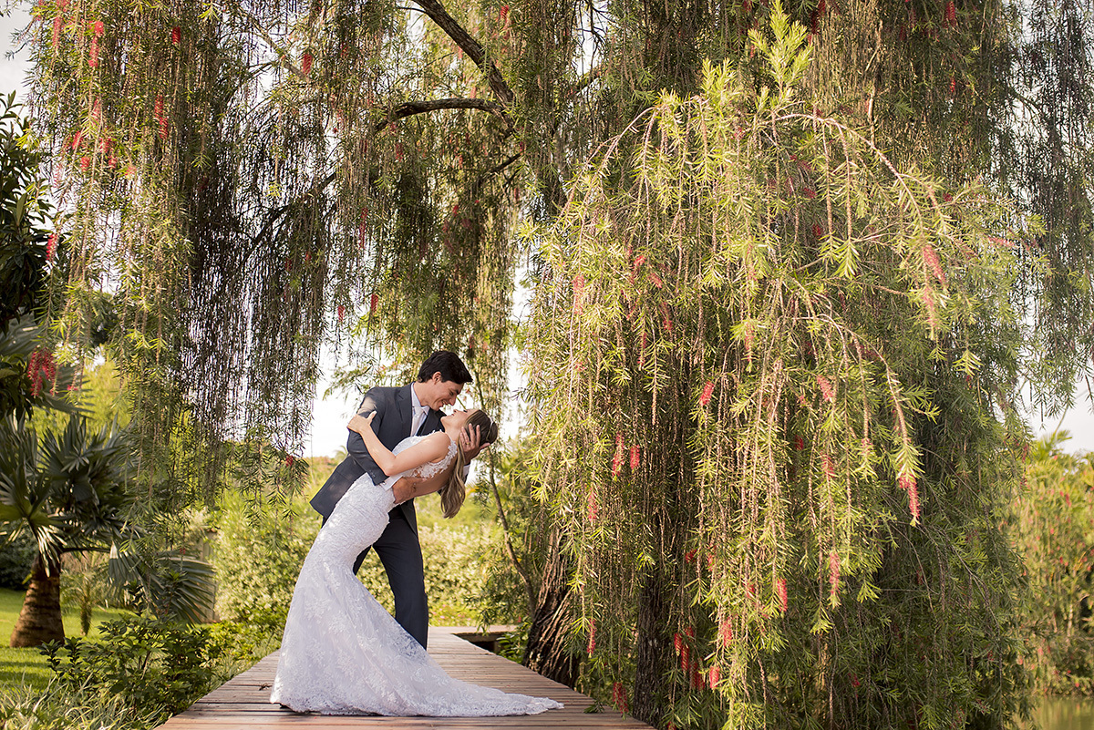 casal abraçado debaixo de uma arvore no ensaio pós wedding no espaço shangrila