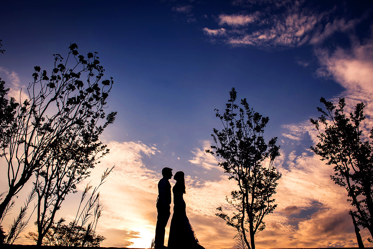 casal juntos no por do sol no ensaio pos wedding no espaço shangrila
