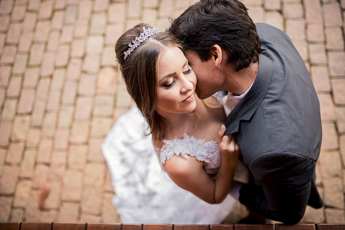 casal abraçado no ensaio pós wedding